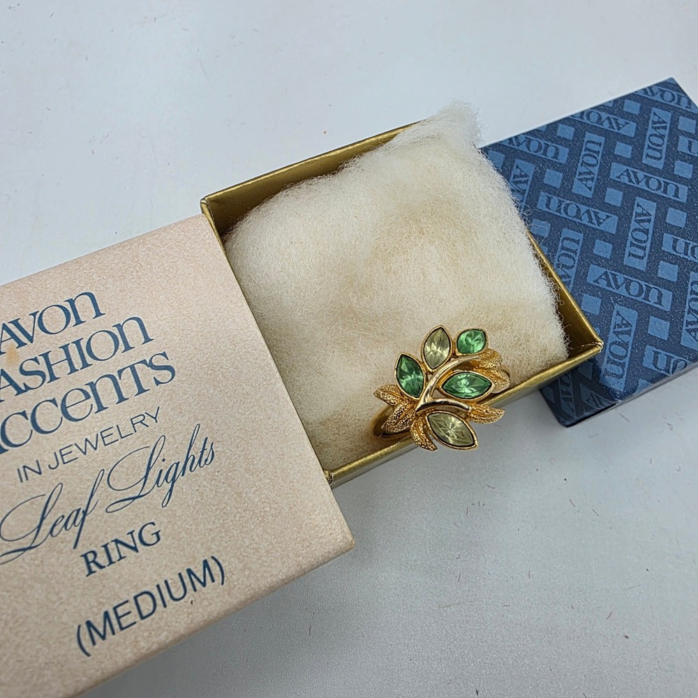 Avon Womens Ring Leaf Lights Green Rhinestone Gold Tone Vintage 1974 Medium Size